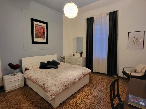 韦尔切利ALFIERI Guest House的一间卧室配有一张床和一把椅子
