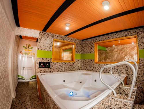 NemocónSavieza Life Experience的客房内的浴室设有大浴缸