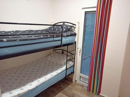 圣波拉Nice Place Santa Pola的带窗户的客房内的两张双层床