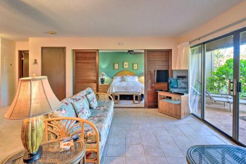 蒙内罗亚Quiet Maunaloa Condo with Pool, Ocean Views!的带沙发的客厅和卧室