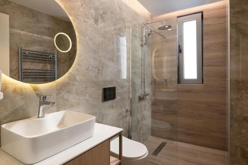 依克希亚ANIMA DEL SOL (BASILICO)的一间带水槽和淋浴的浴室