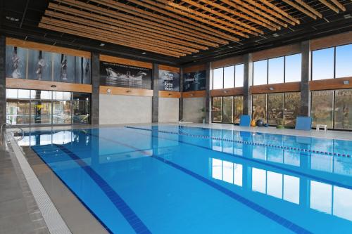 代胡克DDK Hotel Duhok的大楼内一个蓝色的大型游泳池