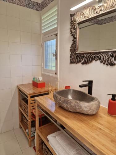 拜马欧Appartements de Luxe . Propriété de Luxe的一间带石制水槽和镜子的浴室