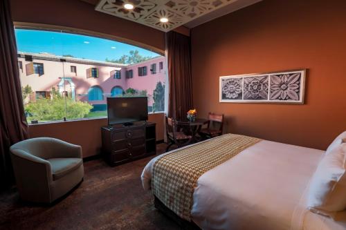阿雷基帕Wyndham Costa del Sol Arequipa的酒店客房设有一张床和一个大窗户