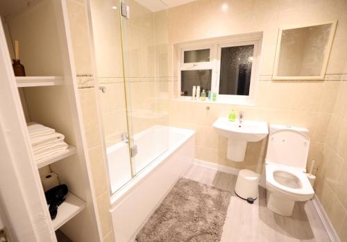 巴斯Bath City Skyline Spacious 3 Bed House for family的浴室配有卫生间、盥洗盆和淋浴。