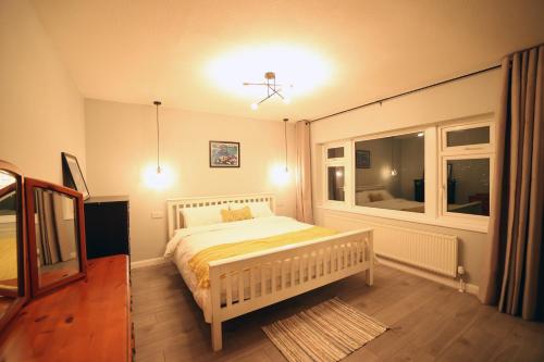 巴斯Bath City Skyline Spacious 3 Bed House for family的卧室配有白色的床和窗户。