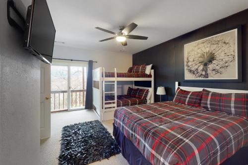 尤里卡斯普林斯Star Ridge Retreat的一间卧室配有一张床和吊扇