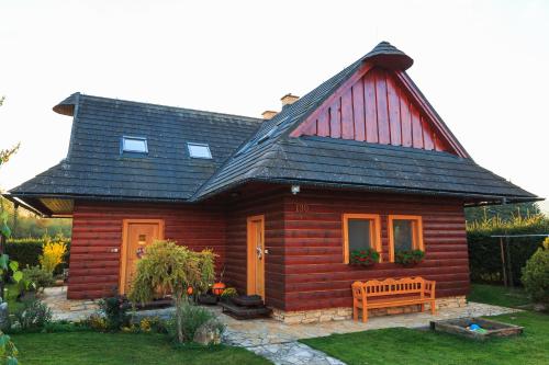 贝谢诺瓦River Cottage Bešeňová的前面设有长凳的小木房子