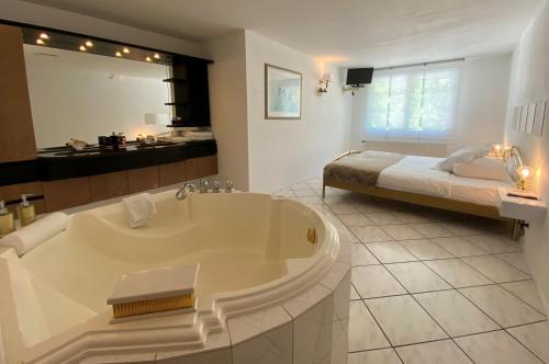 GalsApart-Hôtel Pont-de-Thielle的带浴缸和床的浴室