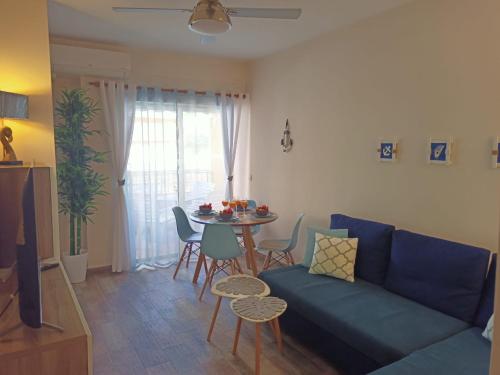 圣波拉Nice Place Santa Pola的客厅配有蓝色的沙发和桌子
