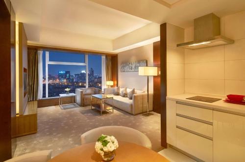 北京北京希尔顿逸林酒店的客厅配有沙发和桌子。