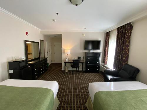 西奥兰治威尔希尔格兰德酒店的酒店客房设有两张床和电视。