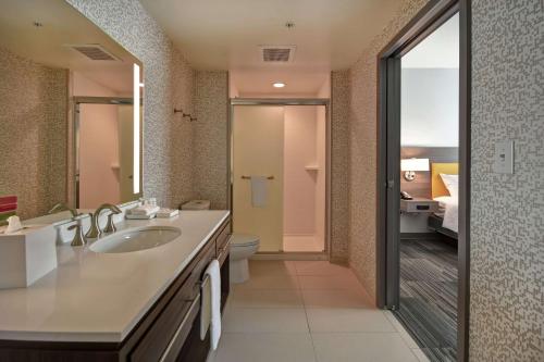 什里夫波特Home2 Suites By Hilton Shreveport的一间带水槽和卫生间的浴室