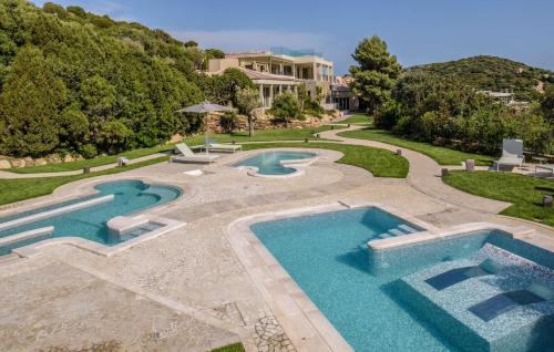 奇亚Conrad Chia Laguna Sardinia的度假村游泳池的图片