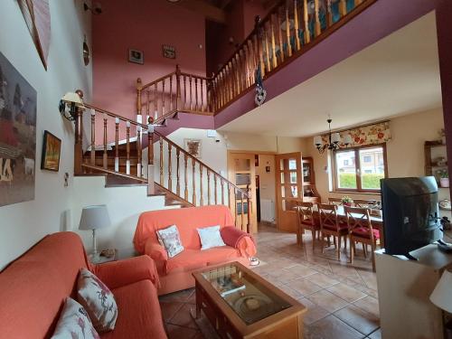 布尔戈斯Cuarenta y Ocho Luces的一间带红色沙发的客厅和楼梯