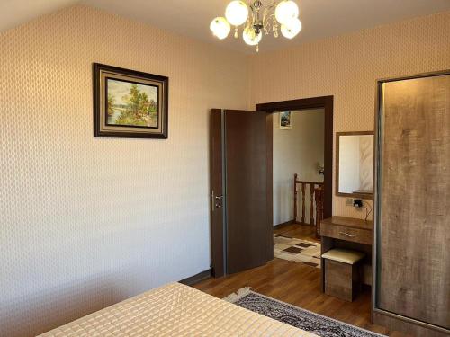库萨雷Beautiful Guest House Qusar的一间卧室配有一张床、梳妆台和镜子