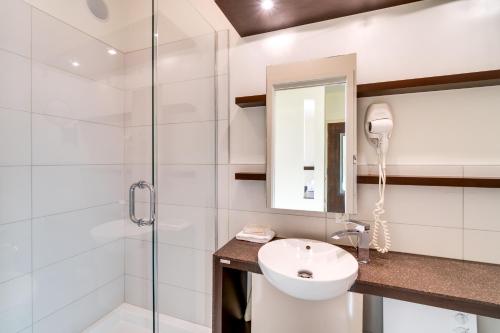Saint-Laurent-de-l'ile d'OrleansGoéliche hotel et appartement的一间带水槽和淋浴的浴室