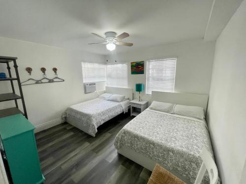 迈阿密海滩Sunflower Boutique Hotel Apartments的一间卧室配有两张床和吊扇