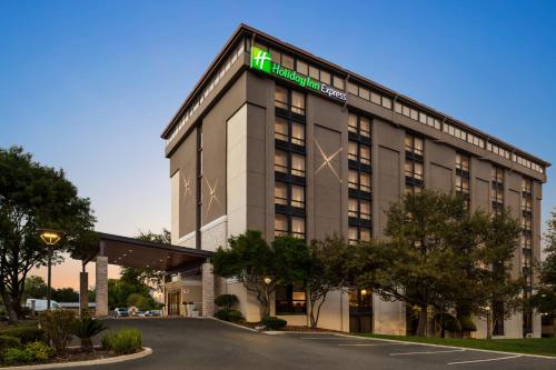 圣安东尼奥Holiday Inn Express - San Antonio Airport, an IHG Hotel的前面有标志的酒店