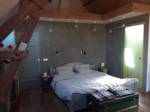 Den DungenStudio Nok bij Den Bosch的一间卧室配有一张带白色床单的大床