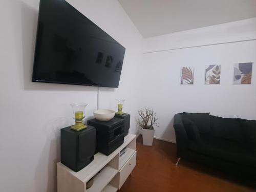 布宜诺斯艾利斯Alojamiento Entero Barrio Agronomia的客厅设有壁挂式平面电视。