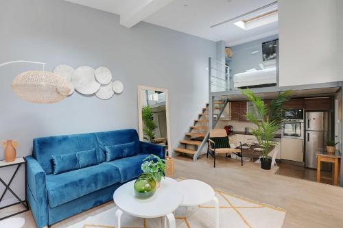 巴黎Charming Apartment- 2BR6P- Gare Montparnasse的客厅配有蓝色的沙发和桌子
