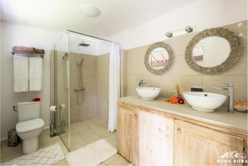 波拉波拉Villa Noa Noa - Matira的浴室配有卫生间、盥洗盆和淋浴。