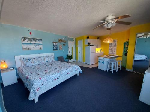 代托纳海滩Amazing Ocean View Studio Daytona Beach的一间卧室配有一张床和吊扇