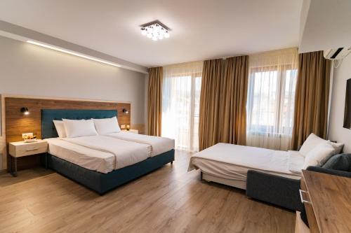 桑丹斯基Guest House Velik的酒店客房,设有两张床和一张沙发