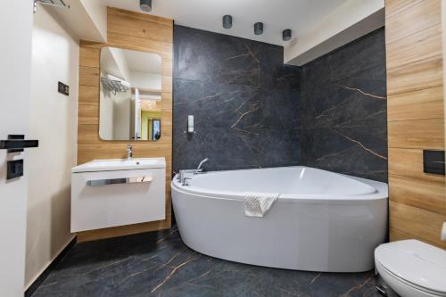 锡比乌KONAK-sibiu的浴室配有白色浴缸和卫生间。