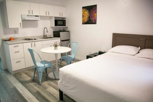 鲍威尔里弗威斯幽中心汽车旅馆的卧室配有一张床和一张桌子及椅子