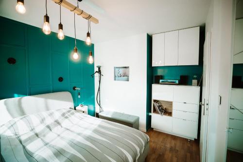 奥贝维利埃L'Échappée Parisienne - Canal St-Denis的一间卧室设有一张床和绿色的墙壁