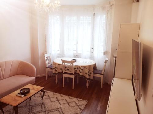 巴黎Cosy Appart Prince Auteuil的客厅配有桌子和窗户