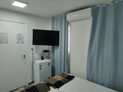 圣保罗Casa Ecotrips Barra Funda - Hostel的一间卧室配有一张床和一台平面电视