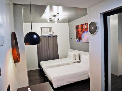 马尼拉mySTAY Hotel BGC North的小房间设有两张床和窗户