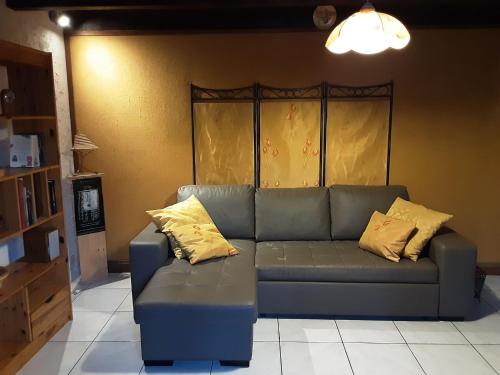 班莱班Holiday home near Chapelle Aux Bois的客厅里配有带黄色枕头的蓝色沙发