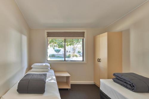 纳拉宾NRMA悉尼湖畔假日公园的小型客房 - 带2张床和窗户