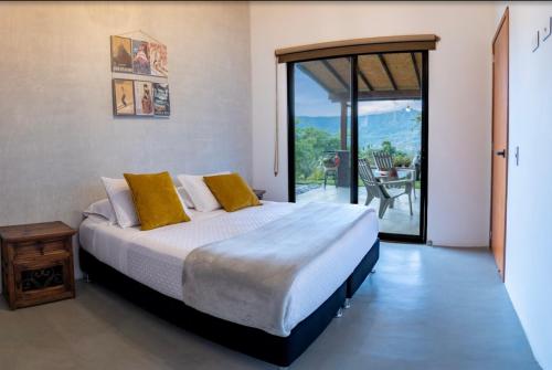 PinchoteCabaña Capella的一间卧室设有一张大床和一个大窗户