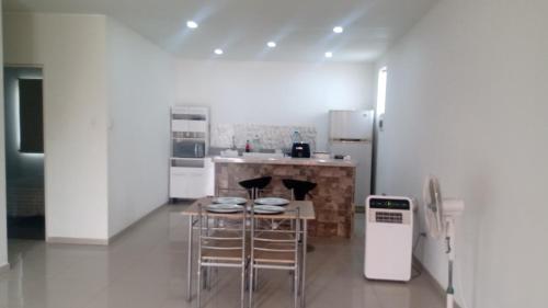 谢内吉亚区Casa en cineguilla的厨房配有桌椅和冰箱。
