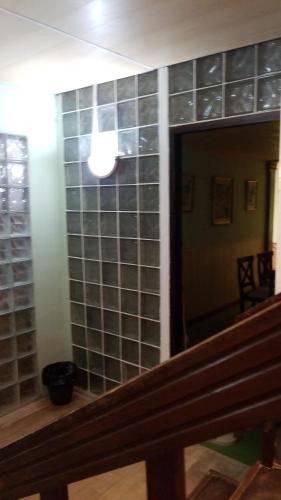 蒙得维的亚Montevideo Apartamento centro a estrenar comodo的一间设有玻璃瓷砖墙的客房