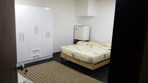 蒙得维的亚Montevideo Apartamento centro a estrenar comodo的一间小卧室,配有一张床和一个小橱柜