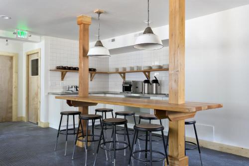 南太浩湖车夫酒店的厨房配有木台面和凳子