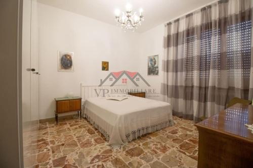 波马兰切2-bedroom apartment in heart of Tuscany with free parking的一间卧室配有一张床和一个吊灯