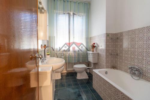 波马兰切2-bedroom apartment in heart of Tuscany with free parking的一间带水槽、浴缸和卫生间的浴室