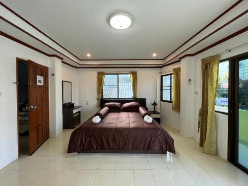 华欣Rose Garden Guest House Soi 88 Hua Hin的一间卧室,卧室内配有一张大床