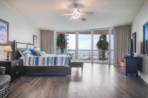 罗马尔海滩尤妮特C201卡里布度假村的一间卧室配有一张床、一台电视和一个阳台