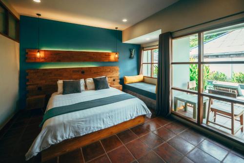 吉利特拉旺安特拉旺安潜水旅馆的一间卧室设有一张床和绿色的墙壁
