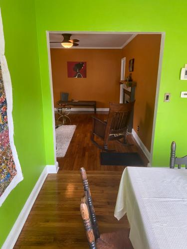 亚特兰大Cozy comfortable PRIVATE BEDROOMS的绿色的客房配有床和桌子