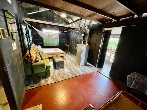 达叻府Pano Solar Guest House (พาโน โซล่า เกสเฮ้าส์ )的拖车内客厅的空中景观