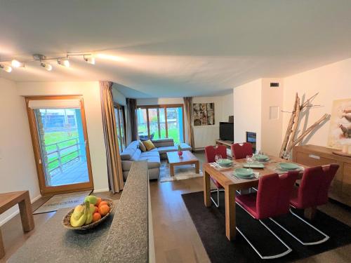 安特特泽Walensee Apartment, Lakeside Dream的客厅配有桌子和沙发